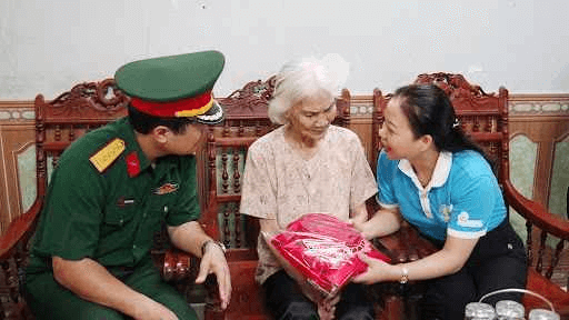 Trắc nghiệm Đạo đức lớp 5 Cánh diều Bài 1 (có đáp án): Em biết ơn những người có công với quê hương, đất nước