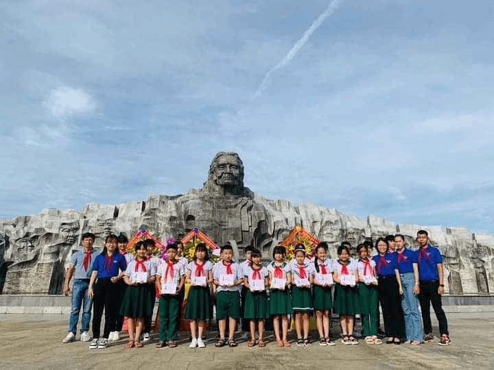 Trắc nghiệm Đạo đức lớp 5 Kết nối tri thức Bài 1 (có đáp án): Biết ơn những người có công với quê hương, đất nước