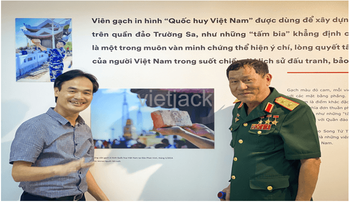 Em hãy vẽ một bức tranh hoặc sưu tầm tranh ảnh có nội dung thể hiện thông điệp tự hào là công dân Việt Nam