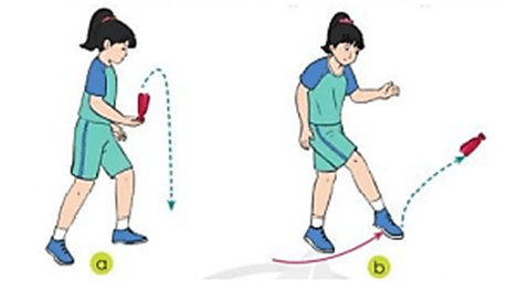 So sánh kĩ thuật tâng cầu bằng mu bàn chân, kĩ thuật giao cầu chính diện