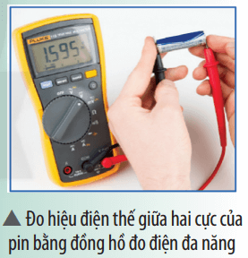 Tìm hiểu cách sử dụng đồng hồ đo điện đa năng để đo hiệu điện thế giữa hai cực của pin