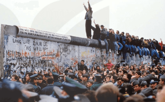 Sự kiện Bức tường Béc-lin sụp đổ 11-1989 là một trong những biểu tượng