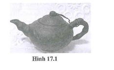 Vì sao trên nắp ấm pha trà thường có một lỗ nhỏ (hình 17.1)