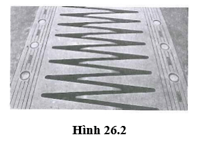 Vì sao trên mặt cầu đường bộ lại có những khe hở như hình 26.2