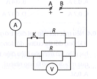 Trong đoạn mạch điện ở hình bên, hai điện trở là giống nhau, công tắc điện K