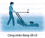 Một công nhân sử dụng máy cắt cỏ có tay cầm xiên góc 60° so với phương ngang