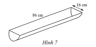 Phần bên trong của một máng nước có dạng một nửa hình trụ với đường kính đáy 16 cm