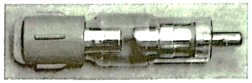Khoảng cách giữa hai cực của ống phóng tia X (Hình 18.1) bằng 2cm