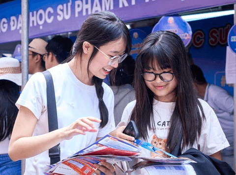Học sinh nên ưu tiên chọn trường hay chọn ngành