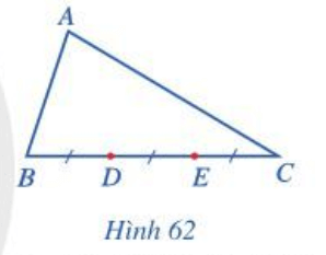 Cho tam giác ABC. Các điểm D, E thuộc cạnh BC thỏa mãn BD = DE = EC (Hình 62)