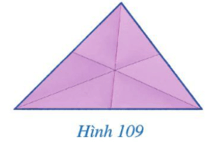 Bạn Ngân gấp một miếng bìa hình tam giác để các nếp gấp tạo thành ba tia phân giác