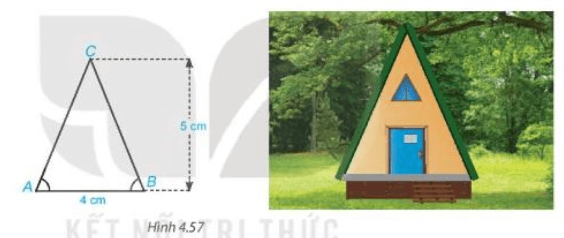 Kiến trúc sư vẽ bản thiết kế ngôi nhà hình tam giác theo tỉ lệ 1 : 100