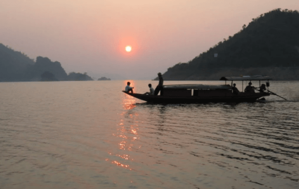 Top 20 bài phân tích, dàn ý tác phẩm Người lái đò Sông Đà