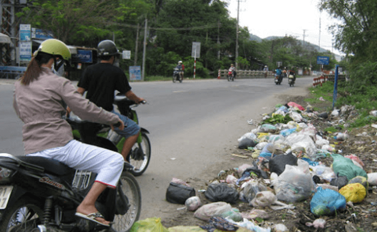 Một hiện tượng khá phổ biến hiện nay là vứt rác ra đường