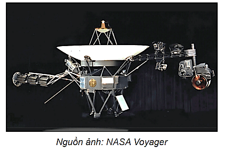 Hình bên cho thấy một trong hai con tàu vũ trụ Voyager đang làm nhiệm vụ thăm dò