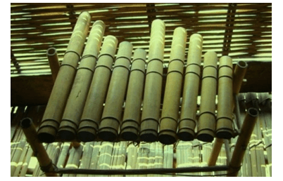 Chế tạo chiếc đàn K’lông pút bằng các ống nứa hoặc ống nhựa rỗng có độ dài khác nhau