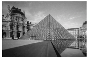 Người ta làm mô hình kim tự tháp ở cổng vào của bảo tàng Louvre