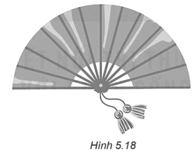 Một chiếc quạt giấy khi xòe ra có dạng nửa hình tròn bán kính 2,2 dm như Hình 5.18